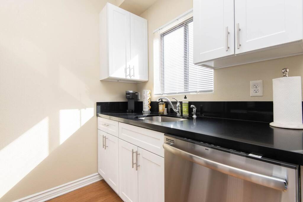 Apartment Santa Monica Pier 5 Min Walk Sleeps 5 Near Promenade *